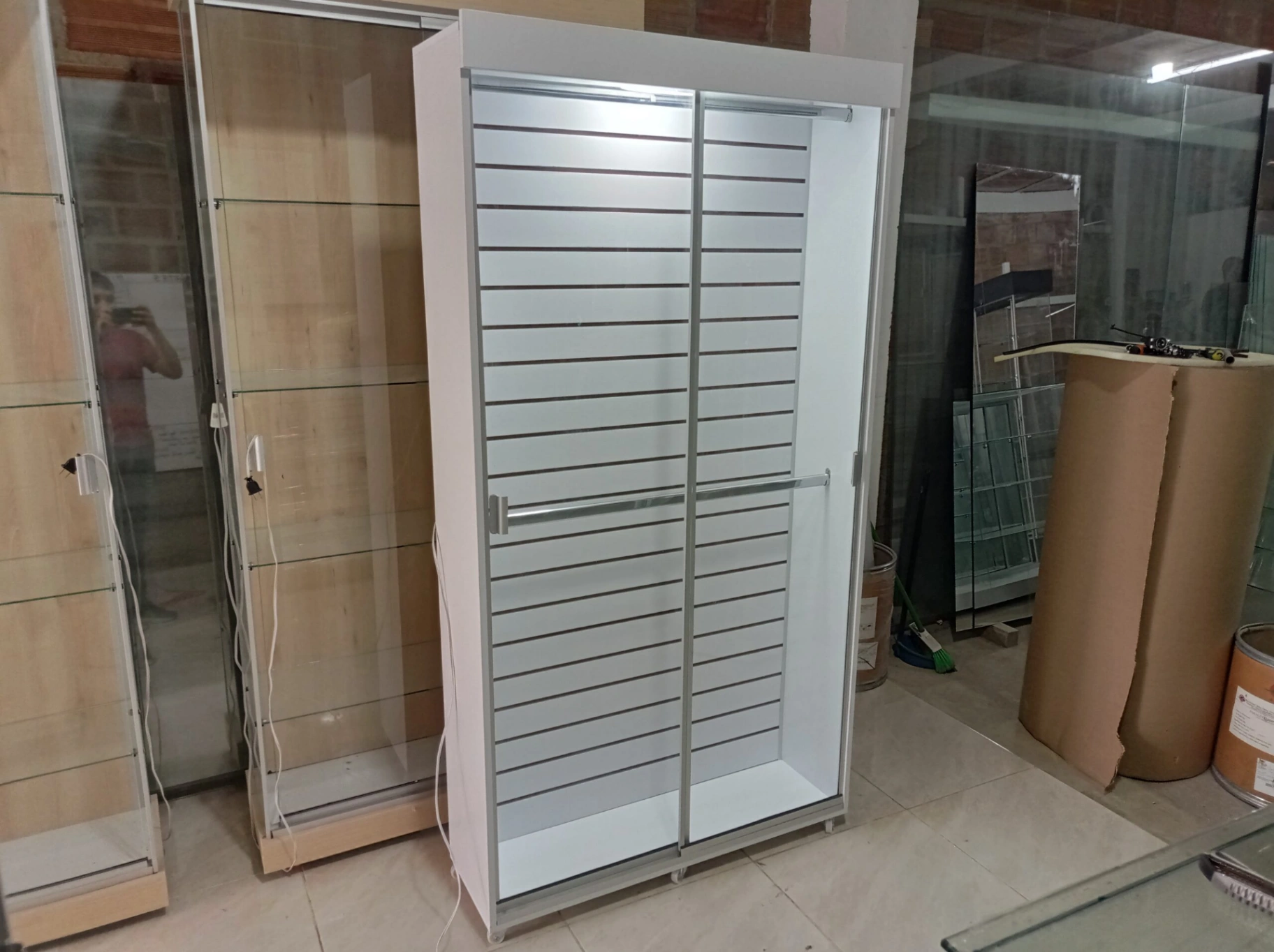 Módulo 100x190x30 Blanco, Fondo Interline con Puertas, Barras para colgar, Esq, H
