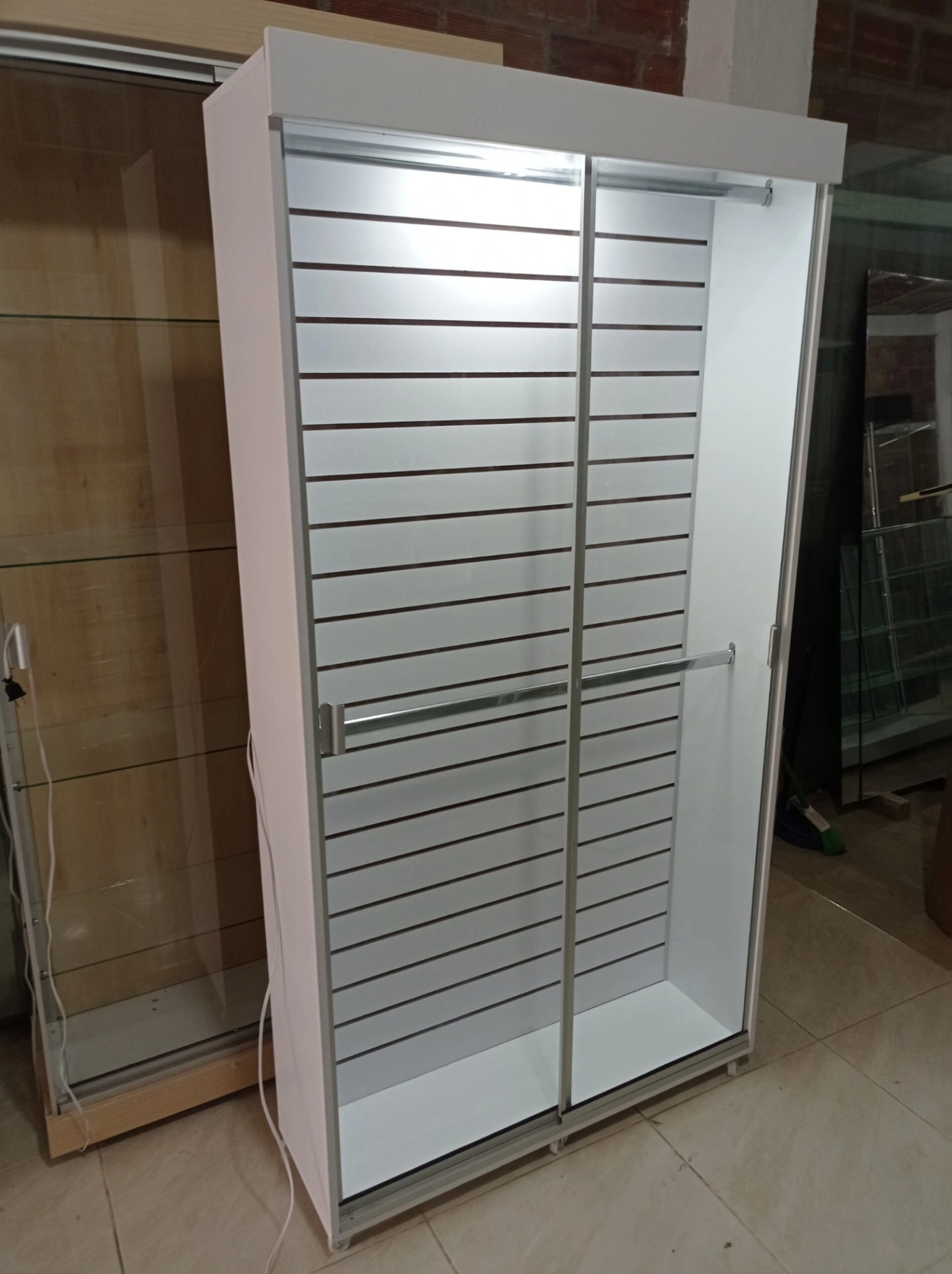 Módulo 100x190x30 Blanco, Fondo Interline con Puertas, Barras para colgar, Esq, V