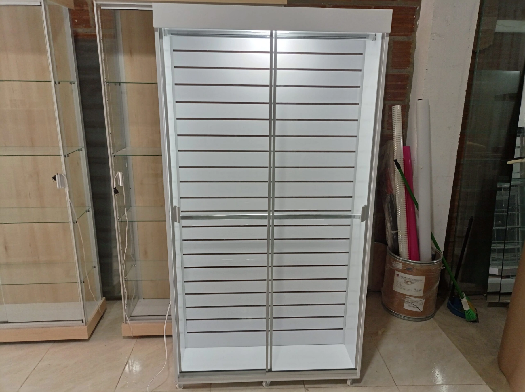 Módulo 100x190x30 Blanco, Fondo Interline con Puertas, Barras para colgar, Fr, H