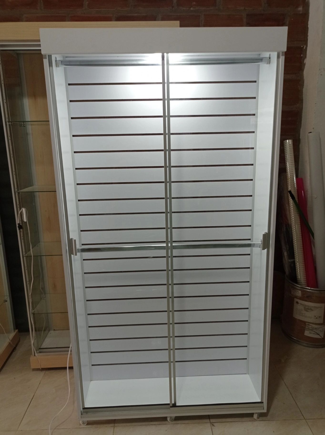 Módulo 100x190x30 Blanco, Fondo Interline con Puertas, Barras para colgar, Fr, V